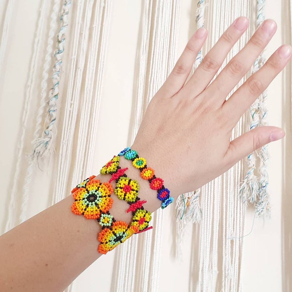 Handmade Mexican huichol flower bracelet / daisy flower bracelet /glass beads bracelet / Mexican friendship bracelet /summer flower bracelet