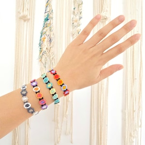 Handmade Mexican huichol flower bracelet / daisy flower bracelet /glass beads bracelet / Mexican friendship bracelet /summer flower bracelet