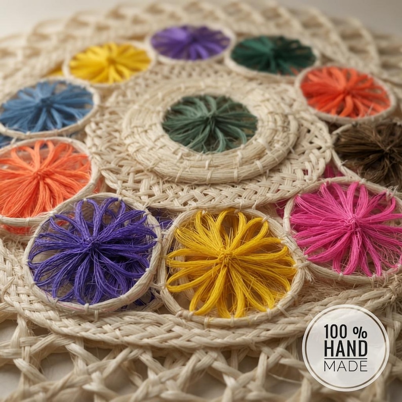 Pu&ograve; includere: Un arazzo circolare intrecciato con una base in fibre color beige naturale e molteplici accenti circolari colorati in viola, giallo, blu, arancione, verde e rosa. Un'etichetta bianca circolare in basso a destra riporta 100 % HAND MADE.