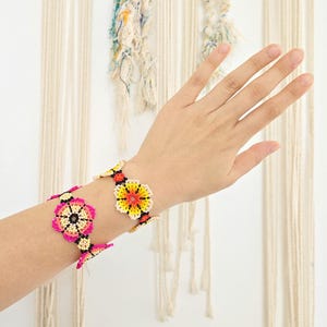 1 inch wide Huichol flower bracelet / daisy flower bracelet /glass beads bracelet / Mexican friendship bracelet /summer flower bracelet