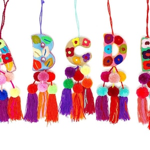 Letras navideñas con borlas / Adorno de letra bordada / Decoración navideña mexicana / Decoración de medias navideñas / Letra personalizada