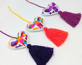 Pampille coeur mexicaine avec décoration de style otomi