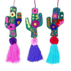 Set of 3 embroidered felt cactus / Cactus Christmas ornament / mexican pom pom/ mexican pompoms / Mexican decor mexican christmas ornament