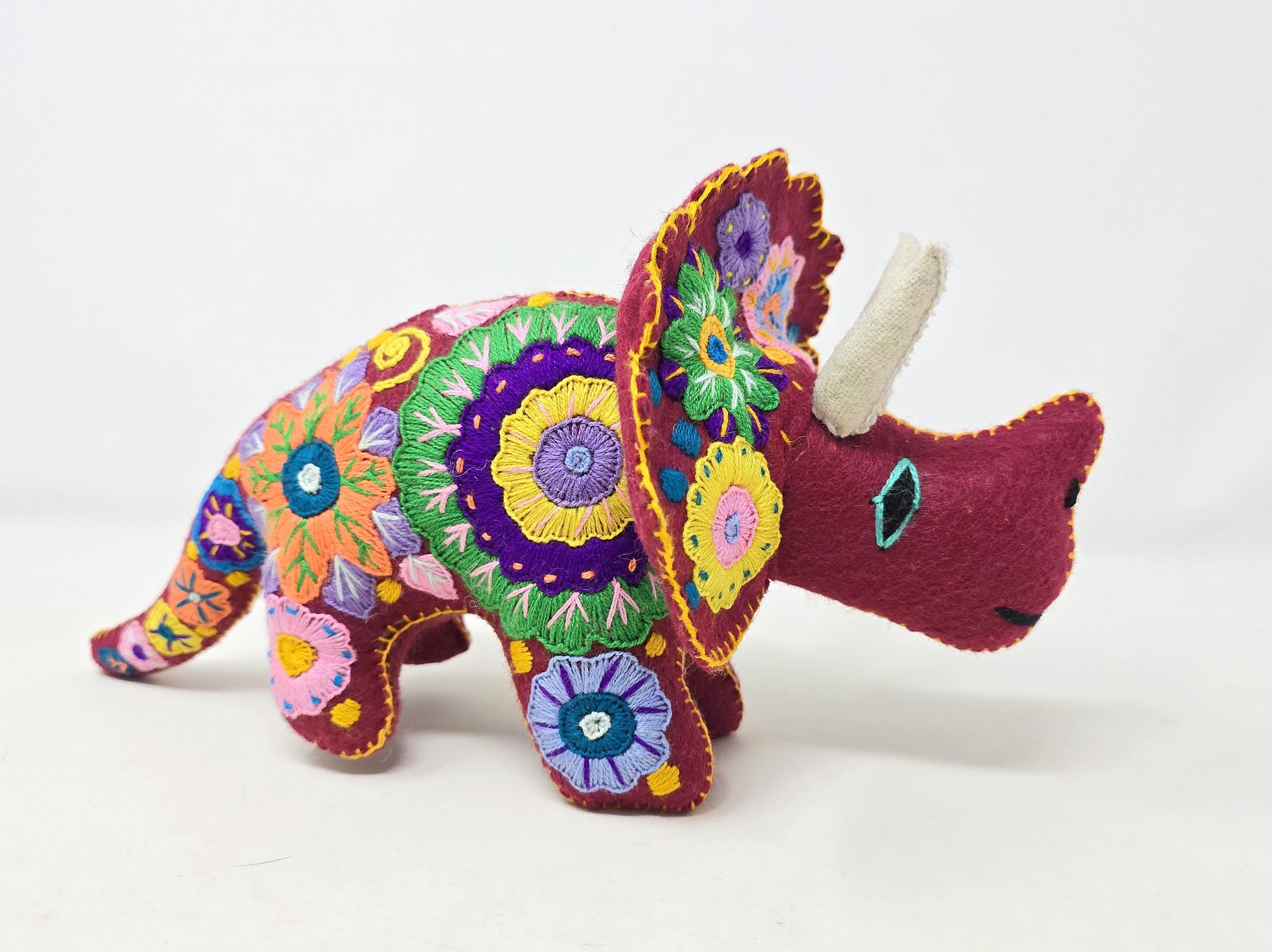 手作りの刺繍入りフェルト製恐竜ぬいぐるみ：メキシコの民芸玩具