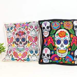 Mexicaanse kussenslopen / Geborduurde kussensloop van suikerschedel / schedelsierkussen / schedelkussen