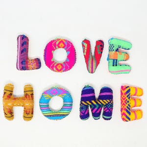 Letras de Natal com borlas / Enfeite de letras bordadas / Decoração de Natal mexicana / Decoração de meia de Natal / Carta personalizada