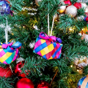 Set di 6, 12 o 18 ornamenti natalizi messicani in paglia intrecciata a mano.