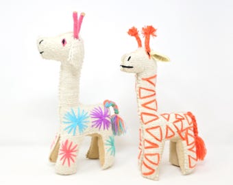 Girafa de pelúcia feita à mão em lã: arte folclórica mexicana bordada