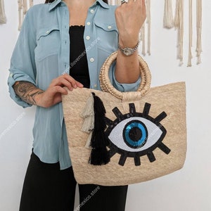 Handgjord bohemisk stråväska: Evil Eye-paljettlapp, tofsar