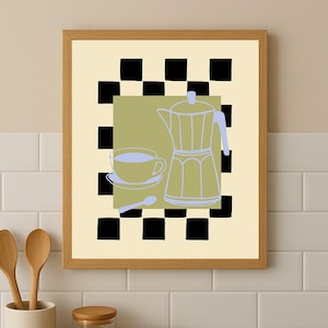 Könnte beinhalten: Ein gerahmter Kunstdruck mit einer Kaffee-Illustration. Das Kunstwerk zeigt eine Kaffeekanne, eine Tasse und einen Löffel in minimalistischem Stil, vor einem Schachbrettmuster. Die Farbpalette umfasst Beige, Schwarz und Blau.