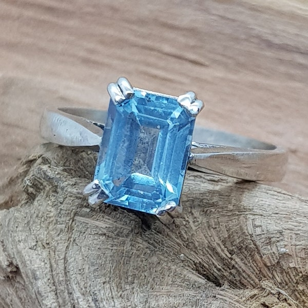 Anillo de topacio azul cielo de plata de ley