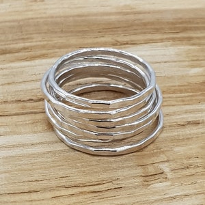 Anillo apilable de plata de ley martillado delgado / anillo midi / anillo de apilamiento