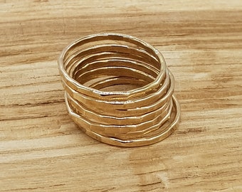 Anello impilabile pieno d'oro martellato sottile / anello Midi / anello impilabile