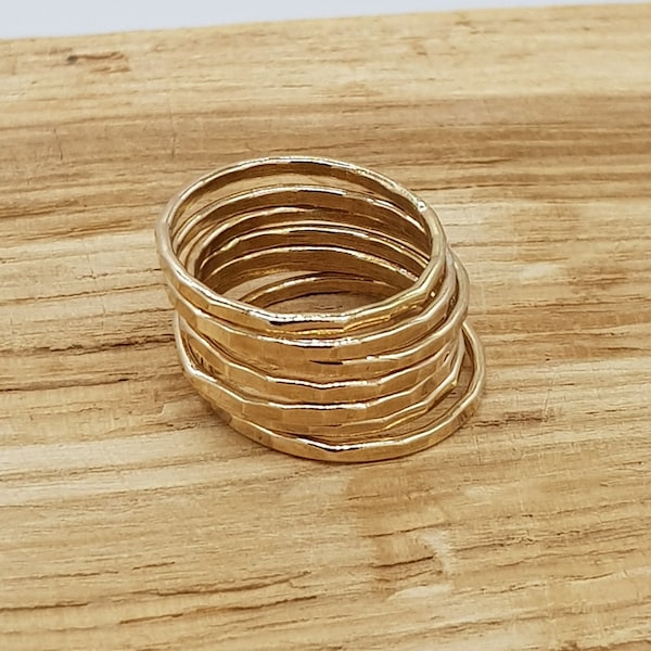 Dünner, gehämmerter, mit Gold gefüllter Stapelring / Midi-Ring / Stapelring