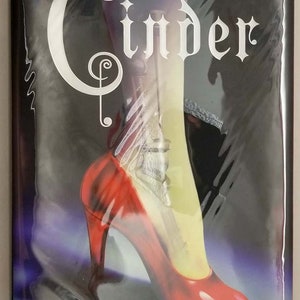 Cinder: (Book 1 Lunar Chronicles) - Marissa Meyer 2012 | 1st Edition