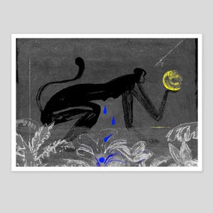 Könnte beinhalten: Schwarze Illustration eines Affen, der eine gelbe Kugel, möglicherweise den Mond, hält, mit blauen Tränen und weißen floralen Elementen vor einem dunkelgrauen Hintergrund. Das Kunstwerk hat eine surreale, traumhafte Qualität.