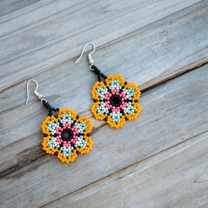 Petites boucles d'oreilles en perles de fleurs ethniques, bijoux mayas faits main, pendentifs marguerites indigènes, accessoire de style bohème
