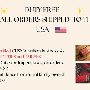 Może przedstawiać: Grafika promocyjna z tekstem o bezcłowej wysyłce do USA oraz trzema małymi zdjęciami: brązowym sk&oacute;rzanym portfelem, długimi ż&oacute;łto-czarnymi kolczykami we wzory oraz osobą tkającą czerwono-czarny materiał na tradycyjnym krośnie tkackim.