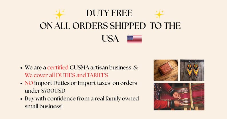Może przedstawiać: Grafika promocyjna z tekstem o bezcłowej wysyłce do USA oraz trzema małymi zdjęciami: brązowym sk&oacute;rzanym portfelem, długimi ż&oacute;łto-czarnymi kolczykami we wzory oraz osobą tkającą czerwono-czarny materiał na tradycyjnym krośnie tkackim.
