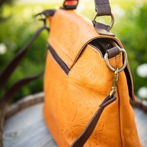 Handmade ethnic leather purse, genuine leather bag, Mexican crossover, boho crossover leather bag, carved leather purse, indigenous product, boho style, travel bag, handmade purse, medium crossbody, unique bag, genuine leather, ethnic purse,  medium sized bag, perfect gift, summer accessory, elegant bag, beautiful purse