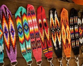 Etniczny koralikowy brelok, ręcznie koralikowy brelok, rdzenny wyrób, Huichol, brelok Wikarixa, koralikowy brelok do kluczy, boho brelok, przedmiot podróżny