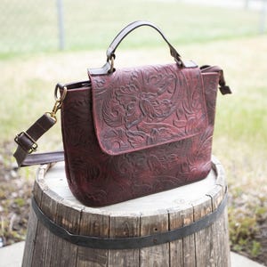 Handmade ethnic leather purse, genuine leather bag, Mexican crossover, boho crossover leather bag, carved leather purse, indigenous product, boho style, travel bag, handmade purse, medium crossbody, unique bag, genuine leather, ethnic purse,  medium sized bag, perfect gift, summer accessory, elegant bag, beautiful purse, Fall color, Autumn bag, perfect sized purse.