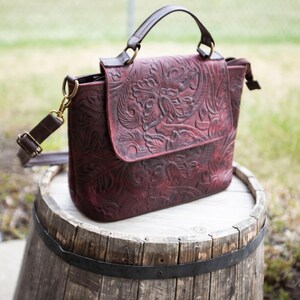 Handmade ethnic leather purse, genuine leather bag, Mexican crossover, boho crossover leather bag, carved leather purse, indigenous product, boho style, travel bag, handmade purse, medium crossbody, unique bag, genuine leather, ethnic purse,  medium sized bag, perfect gift, summer accessory, elegant bag, beautiful purse, Fall color, Autumn bag, perfect sized purse.