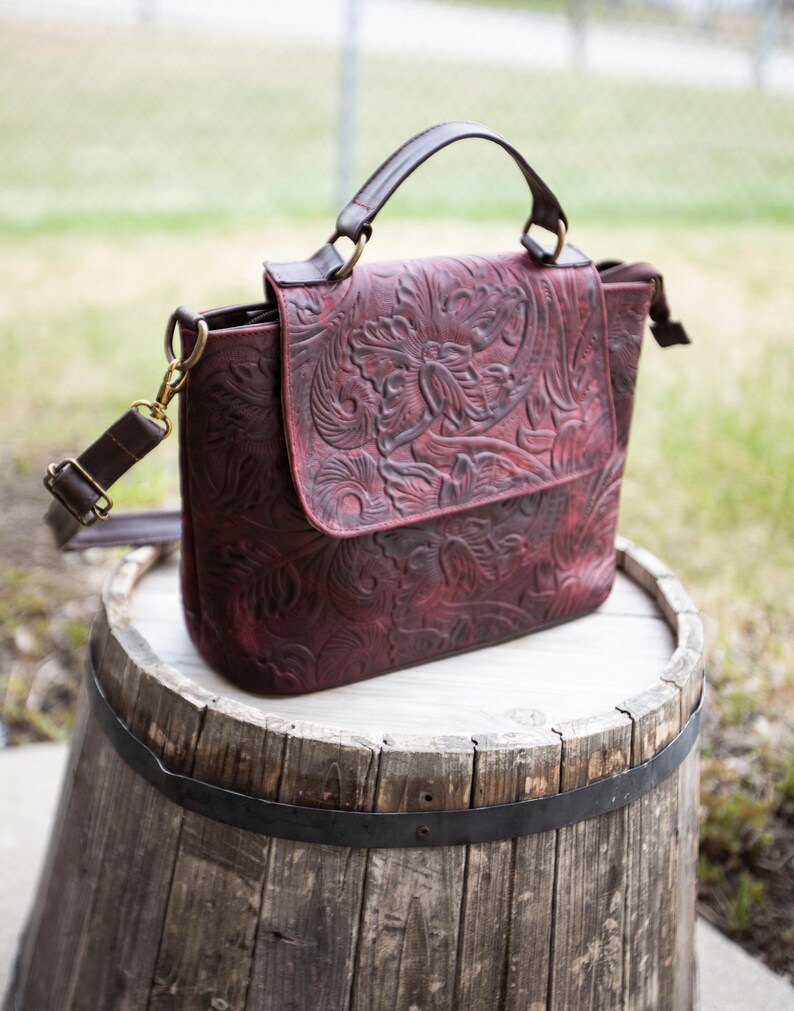 Handmade ethnic leather purse, genuine leather bag, Mexican crossover, boho crossover leather bag, carved leather purse, indigenous product, boho style, travel bag, handmade purse, medium crossbody, unique bag, genuine leather, ethnic purse,  medium sized bag, perfect gift, summer accessory, elegant bag, beautiful purse, Fall color, Autumn bag, perfect sized purse.