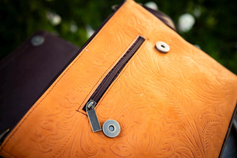 Handmade ethnic leather purse, genuine leather bag, Mexican crossover, boho crossover leather bag, carved leather purse, indigenous product, boho style, travel bag, handmade purse, medium crossbody, unique bag, genuine leather, ethnic purse,  medium sized bag, perfect gift, summer accessory, elegant bag, beautiful purse