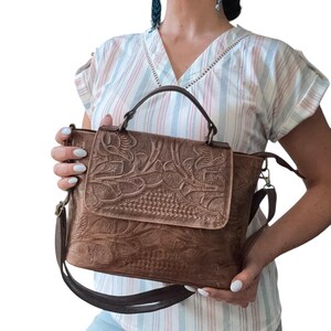 Handmade ethnic leather purse, genuine leather bag, Mexican crossover, boho crossover leather bag, carved leather purse, indigenous product, boho style, travel bag, handmade purse, medium crossbody, unique bag, genuine leather, ethnic purse,  medium sized bag, perfect gift, summer accessory, elegant bag, beautiful purse