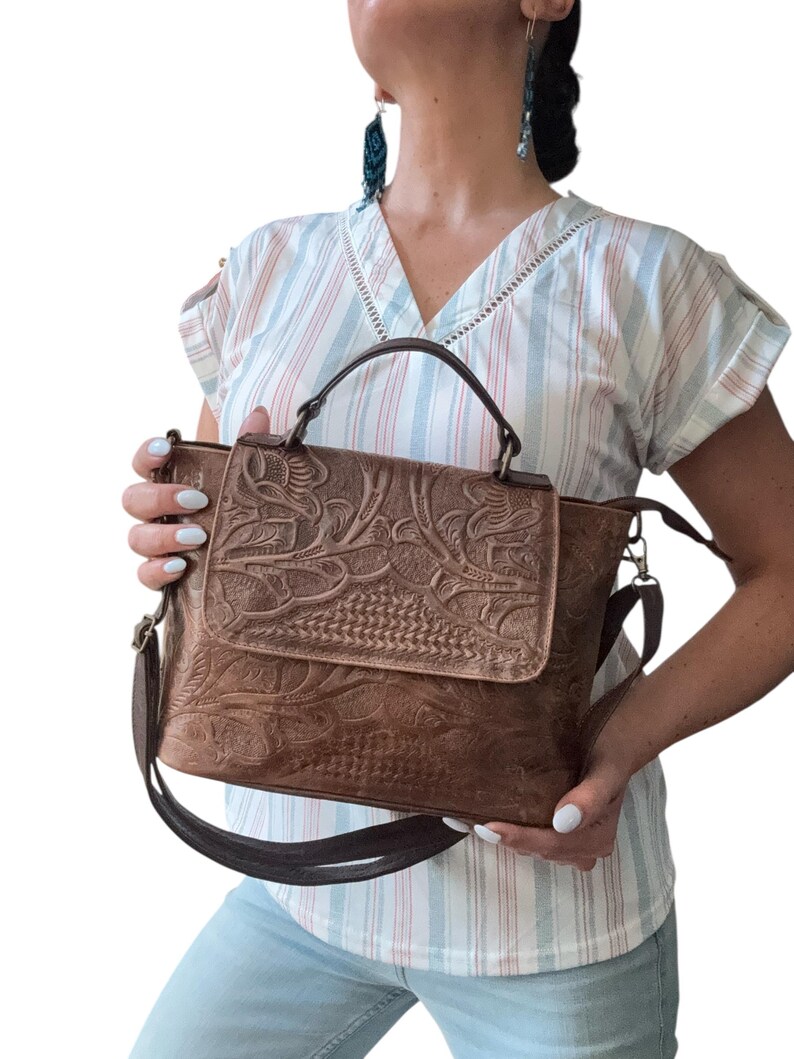 Handmade ethnic leather purse, genuine leather bag, Mexican crossover, boho crossover leather bag, carved leather purse, indigenous product, boho style, travel bag, handmade purse, medium crossbody, unique bag, genuine leather, ethnic purse,  medium sized bag, perfect gift, summer accessory, elegant bag, beautiful purse