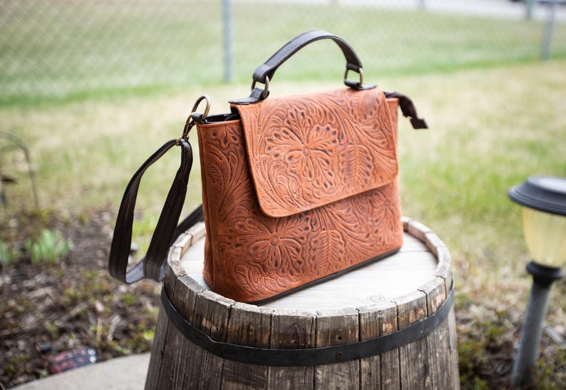 Handmade ethnic leather purse, genuine leather bag, Mexican crossover, boho crossover leather bag, carved leather purse, indigenous product, boho style, travel bag, handmade purse, medium crossbody, unique bag, genuine leather, ethnic purse,  medium sized bag, perfect gift, summer accessory, elegant bag, beautiful purse, Fall color, Autumn bag, perfect sized purse.