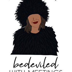 Puede incluir: Una mujer con una sonrisa en la cara lleva un sombrero y un abrigo de piel negra. El texto "I'm Positively Bedeviled With Meetings Et Cetera." est&aacute; debajo de la imagen.