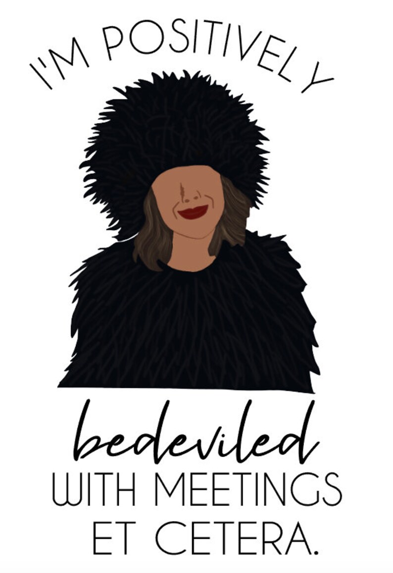 Puede incluir: Una mujer con una sonrisa en la cara lleva un sombrero y un abrigo de piel negra. El texto "I'm Positively Bedeviled With Meetings Et Cetera." est&aacute; debajo de la imagen.