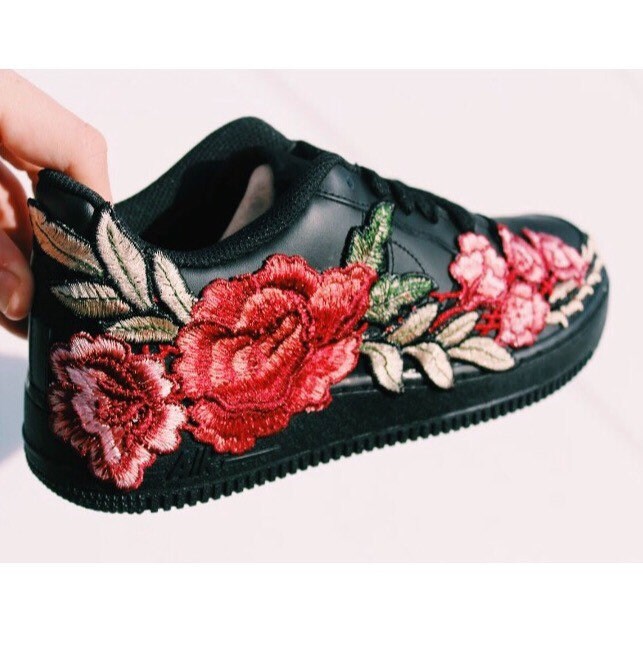 nike air force 1 Noir flower broderies hommes 39; s les femmes et 39; s les roses, les broderies de chaussures, des chaussures, des chaussures unisexes nike air force les 1 Noir flower broderies hommes 39; s les force femmes et 39; s les roses, les broderies de chaussures, des chaussures, des chaussures unisexes 3dea14