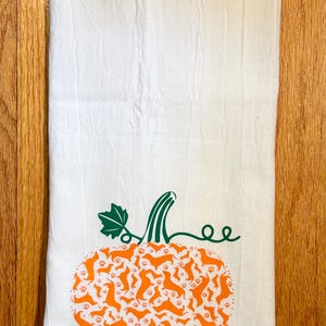 Dachshund kitchen towel, Halloween dachshund, halloween home decor, flour sack kitchen towel. Dachshund towel. 画像 3