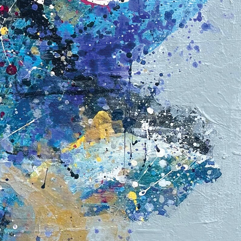 Pu&ograve; includere: Dipinto astratto con schizzi di vernice blu, viola, gialla, bianca e nera su uno sfondo grigio chiaro.