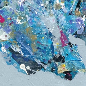 Pu&ograve; includere: Dipinto astratto con sfondo blu, bianco e grigio. Il dipinto presenta schizzi di colore, tra cui giallo, rosso e viola.