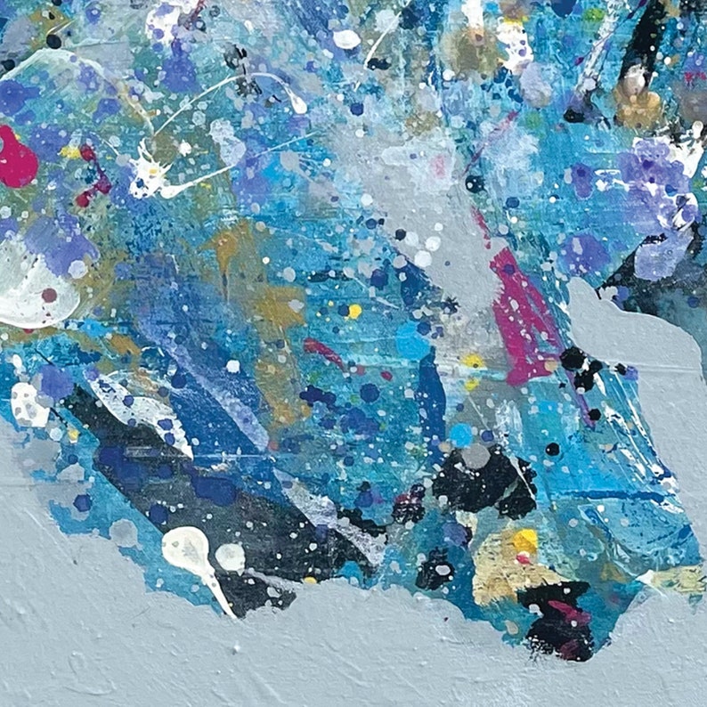 Pu&ograve; includere: Dipinto astratto con sfondo blu, bianco e grigio. Il dipinto presenta schizzi di colore, tra cui giallo, rosso e viola.