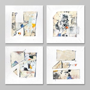 Pode incluir: Quatro telas quadradas brancas com arte abstrata feita de papel e tinta sobrepostos. Cada tela apresenta uma composição diferente de formas e cores, incluindo branco, preto, marrom, laranja e azul.
