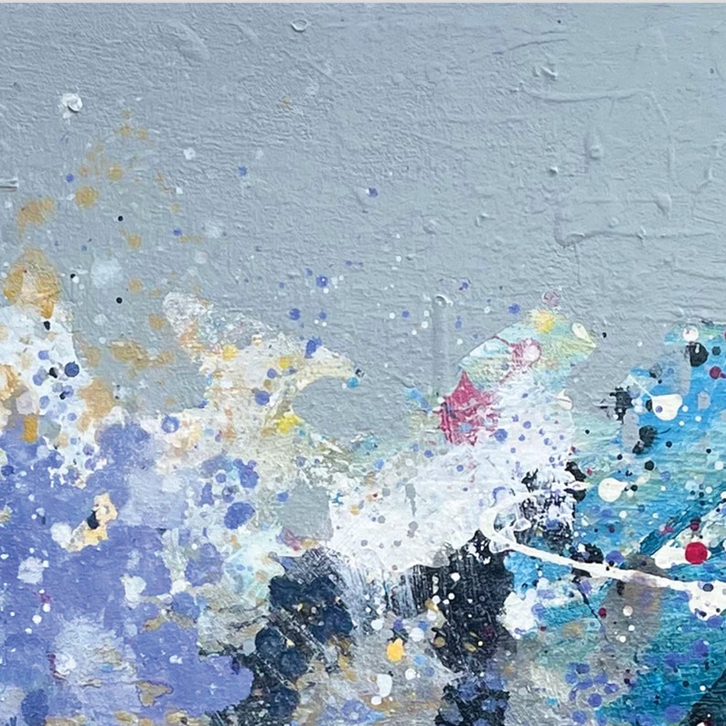 Pu&ograve; includere: Dipinto astratto con uno schema di colori blu, bianco e nero. Il dipinto presenta una variet&agrave; di texture e schizzi di vernice.