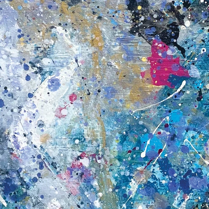 Pu&ograve; includere: Dipinto astratto con sfondo blu, bianco e oro. Il dipinto presenta schizzi di vernice rosa, rossa e nera.