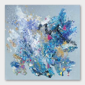 Pu&ograve; includere: Dipinto astratto con schizzi di vernice blu, bianca e dorata su uno sfondo grigio chiaro.