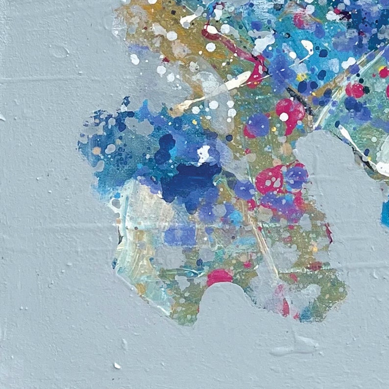 Pu&ograve; includere: Dipinto astratto con uno schema di colori blu, bianco e rosso. Il dipinto ha un effetto spruzzato e ricorda un acquerello.