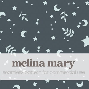 Puede incluir: Un patrón sin costuras con un fondo gris oscuro, adornado con lunas crecientes, estrellas, hojas y puntos de color azul claro. El texto "melina mary" está en una fuente marrón claro, con "seamless pattern for commercial use" debajo.