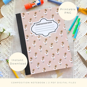 Op de afbeelding: Een compositieboek met een roze omslag met een patroon van bijen en bloemen. Het boek heeft een zwarte rug en een wit label met de tekst "COMPOSITION BOOK". Potloden, scharen en penselen zijn ook zichtbaar.
