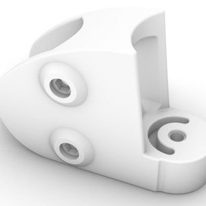 Puede incluir: Soporte de esquina de plástico blanco con dos agujeros para tornillos y una abertura redonda en la parte inferior.