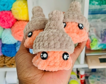 Pluszowy krab pustelnik zrobiony na szydełku