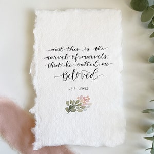 Amado. Cita de C.S. Lewis con flores rosas suaves sobre papel hecho a mano.