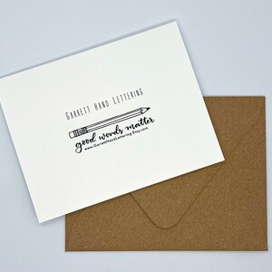 K&ouml;nnte beinhalten: Eine wei&szlig;e Karte mit schwarzem Text, der "Garrett Hand Lettering" und "good words matter" lautet, mit einer Bleistift-Illustration. Der Text enth&auml;lt auch die Website "www.GarrettHandLettering.Etsy.com".